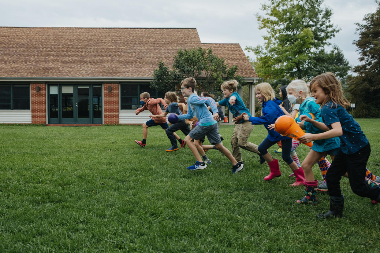 En un estudio, la mejora del rendimiento en actividades como carreras de 800 metros, flexiones de brazos y saltos de longitud se relacionó con un menor riesgo de padecer trastornos mentales. (Michelle Gustafson/The New York Times)