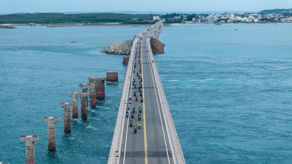 ▲Yamaha重機車隊行經澎湖跨海大橋，空拍畫面留下壯觀場面。（圖／澎湖縣政府提供）