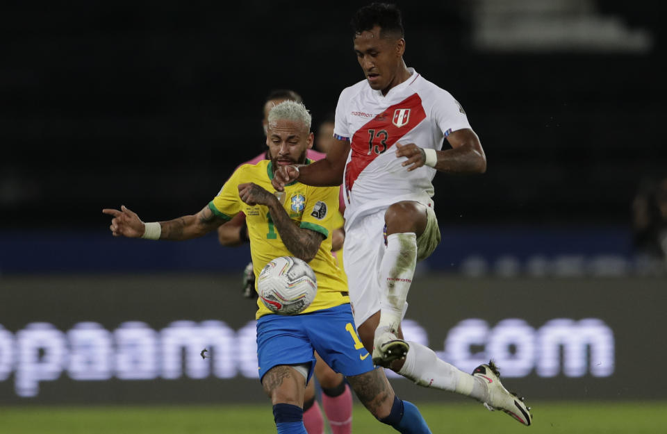 Neymar, de la selección de Brasil, y Renato Tapia, de Perú, disputan un balón durante un partido de la Copa América, el jueves 17 de junio de 2021, en Río de Janeiro (AP Foto/Silvia Izquierdo)