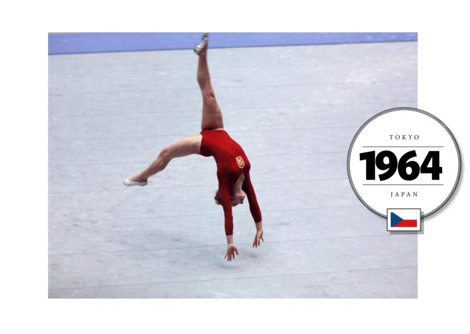 Le justaucorps de la gymnaste tchèque Věra Čáslavská est particulièrement audacieux, comme l'illustrent la couleur rouge vif et le col en V plongeant.  