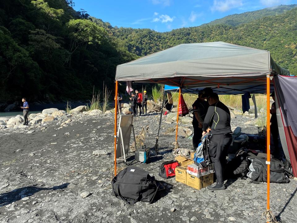 南投消防局設前進指揮所 南投仁愛鄉13日發生露營被溪水沖走意外，造成3死1失 蹤，消防局人員在意外發生地點的野炊帳篷設立前進指 揮所，14日早上再度展開搜尋工作。 中央社