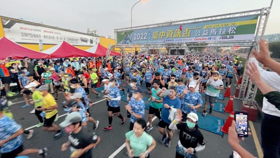台中資訊盃公益馬拉松路跑，吸引近三千名跑友到場共襄盛舉。（記者徐義雄攝）