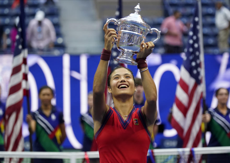 La británica Emma Raducanu alza el trofeo de campeona del Abierto de Estados Unidos, luego de doblegar en la final a la canadiense Leylah Fernández, el sábado 11 de septiembre de 2021 (AP Foto/Seth Wenig)