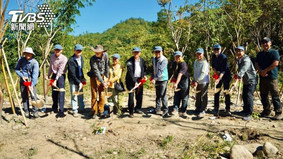 農業部農村水保署等部門與學術、民間單位於南投國姓鄉種瓜坑野溪周邊環境舉辦植樹暨韌性補助簽約活動