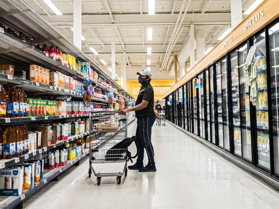 People wearing masks shop at a grocery store in Moncton, N.B., on Wednesday, September, 22, 2021. (Christopher Katsarov/The Canadian Press - image credit)