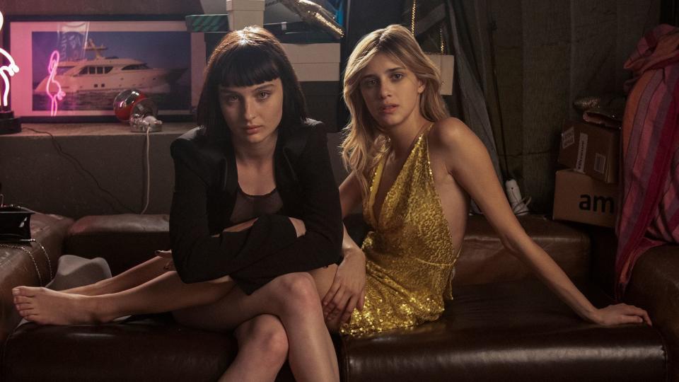 Glitzer, Glamour und Sex: Ludovica (Alice Pagani, links) und Chiara (Benedetta Porcaroli) zieht es in "Baby" immer weiter in die düstere Parallelwelt Roms. (Bild: Francesco Berardinelli/Netflix)