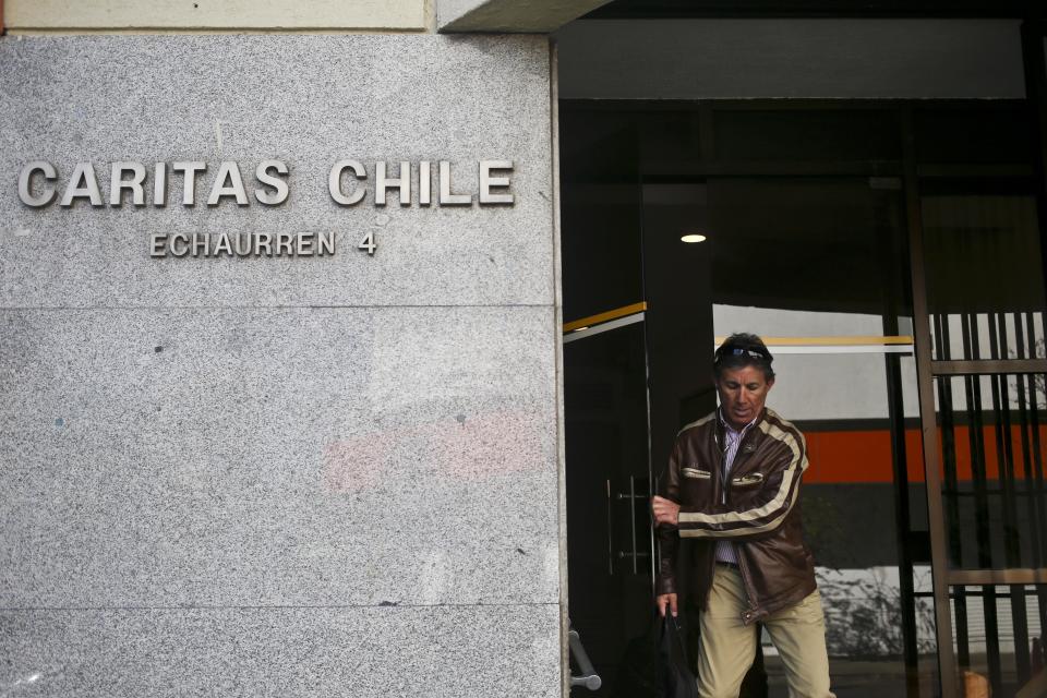 Un hombre sale de la sede de la Conferencia Episcopal de Chile después de que las autoridades allanaran el edificio en Santiago de Chile, el martes 14 de agosto de 2018. (AP Foto / Esteban Felix)