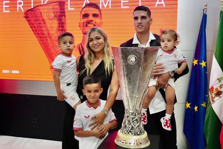 Lamela, con su esposa, sus tres hijos y la Europa League que Sevilla conquistó hace un año