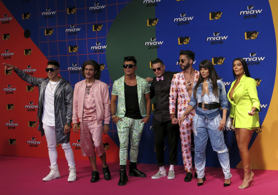 En esta imagen de 2019 los participantes de la temporada seis del reality show "Acapulco Shore". De izquierda a derecha: Luis "Jawy" Mendez, Xavier Ulibarri, Jey Bazan, Eduardo "Chile" Miranda, Luis "Potro" Caballero, Manelyk Gonzalez y Dania Mendez. (AP)