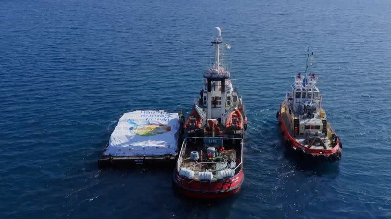 Un barco de ayuda navega en medio de una prueba para lanzar una nueva ruta marítima desde un puerto de Chipre para entregar ayuda a los residentes de la Franja de Gaza que están al borde de la hambruna, en el mar