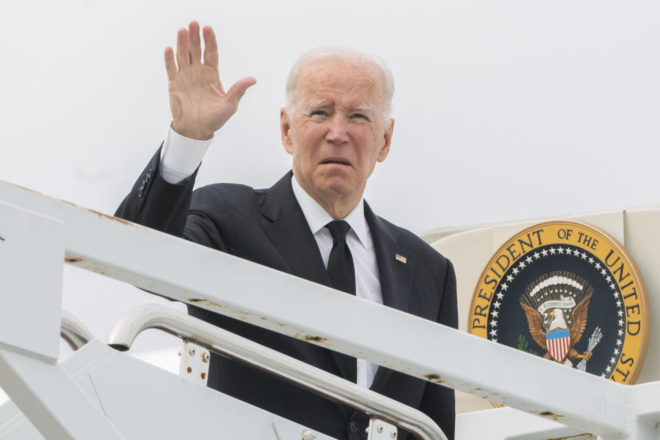 El presidente Joe Biden saluda antes de abordar el Air Force One en la Base Aérea de la Guardia Nacional, el lunes 31 de octubre de 2022, en New Castle, Delaware. (AP Foto/Manuel Balce Ceneta)