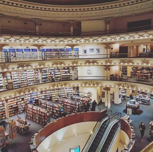 <p>Además de los libros, el recinto también alberga un bonito café.<br><br>Foto: Instagram/<a rel="nofollow noopener" href="https://www.instagram.com/p/BTZTKpxDZDB/" target="_blank" data-ylk="slk:mat_est;elm:context_link;itc:0;sec:content-canvas" class="link ">mat_est</a> </p>