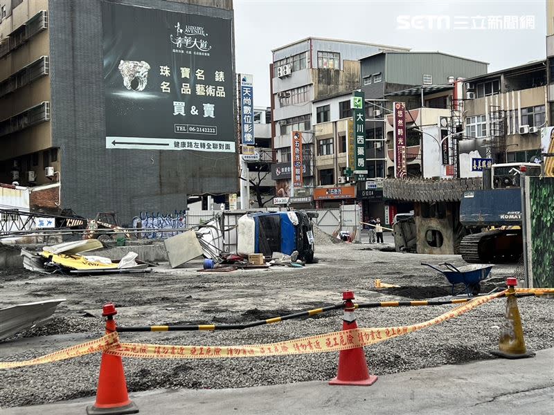 台南市五妃街與西門路一段路口，一處新建工地6日晚間出現天坑，今（7)日已灌漿填滿。（圖／記者林昱孜攝影）