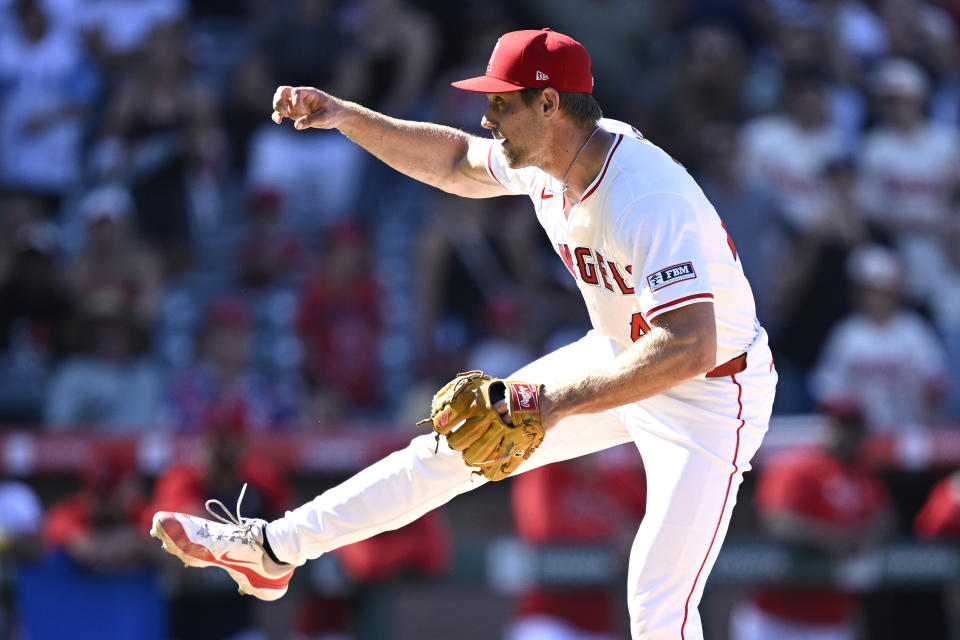 ANAHEIM, CALIFORNIA - 01 SEPTEMBER: Ben Joyce #44 dari Los Angeles Angels melakukan lemparan pada inning kesembilan melawan Seattle Mariners di Angel Stadium of Anaheim pada 01 September 2024 di Anaheim, California. (Foto oleh Orlando Ramirez/Getty Images)