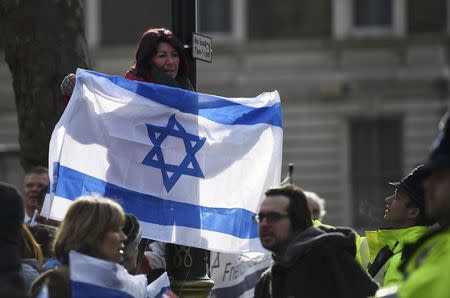 A supporter of Israel's Prime Minister Benjamin Netanyahu holds a flag opposite Downing Street ahead of his visit, in London, Britain, Fberuary 6, 2017. REUTERS/Dylan Martinez