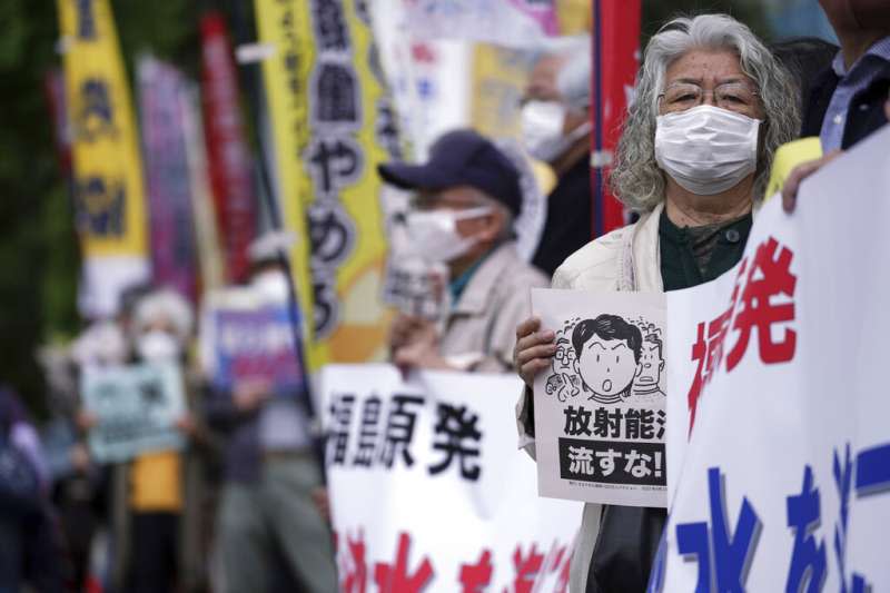 菅義偉內閣13日決議將福島核電廠的「處理水」排入大海後，總理大臣官邸外隨即出現大批抗議民眾。（美聯社）