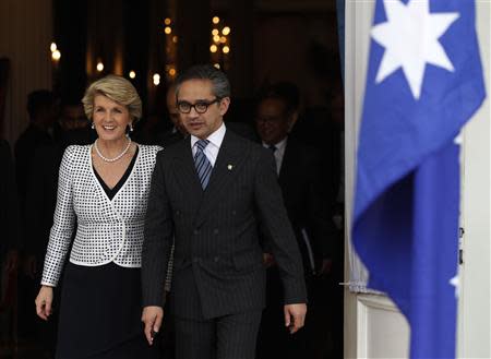 Australia's Foreign Minister Julie Bishop (L) walks with her Indonesian counterpart Marty Natalegawa after their meeting in Jakarta December 5, 2013. REUTERS/Beawiharta