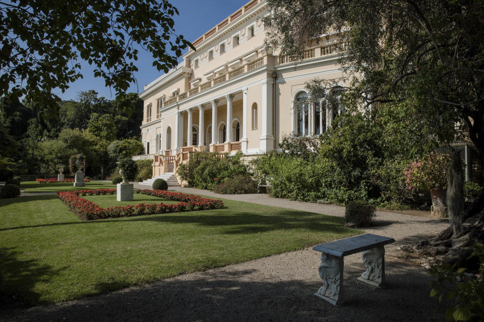 <p>Los pedestales de jardín y los bancos de mármol decoran los jardines privados en la Villa Les Cedre. El propietario de la mansión, la compañía destiladora italiana Davide Campari-Milano SpA, apuesta porque la combinación de historia y lujo, unida a su ubicación privilegiada, sea suficiente para que la mansión se convierta en la venta residencial más cara de la historia, valorada en 350 millones de euros (312 millones de libras esterlinas y 413 millones de dólares). </p>