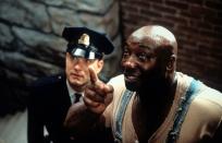 Manchmal schaffen es Stephen-King-Verfilmungen tatsächlich, den Zuschauer zum Weinen zu bringen. So geschehen 1999 in "The Green Mile": In dem Film spielt Tom Hanks (links, mit Michael Clarke Duncan) einen Gefängniswärter, der die Häftlinge auf ihrem letzten Weg zum elektrischen Stuhl begleitet. (Bild: Warner Brothers/Getty Images)