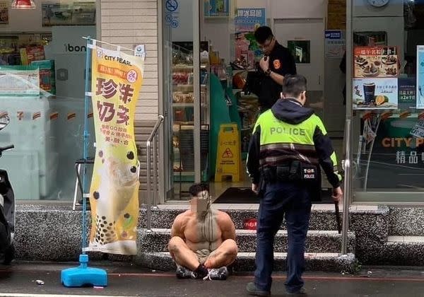 警抽打「超商浩克」 ，警棍「打到斷」，遭記過2次。   圖：翻攝自記者爆料網