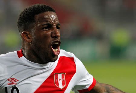 Fútbol - Perú vs Nueva Zelanda - Repechaje clasificatorio al Mundial Rusia 2018 - Estadio Nacional de Lima, Perú - 15 de noviembre, 2017. Jefferson Farfán de Perú celebra después de anotar. REUTERS/Douglas Juarez