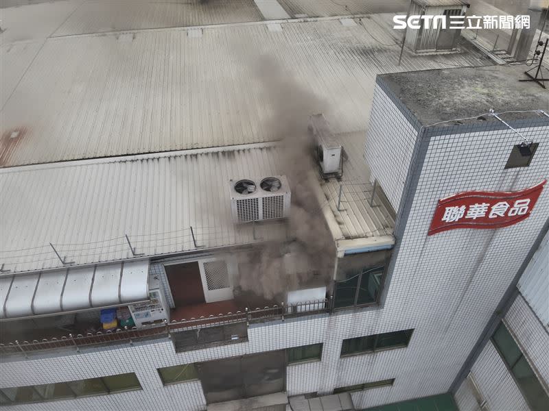 聯華食品彰化廠2樓生產線起火，濃煙迅速往上竄燒，因員工逃生動線錯誤，釀成嚴重死傷。(圖／翻攝畫面)