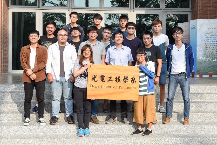 ▲國立中山大學光電工程學系特聘教授林宗賢組成跨國研究團隊，突破現有膽固醇型液晶排列限制，研發出全新的「雙頻率場組裝」技術，達成超高週期光子晶體，有效推升脈衝光應用發展(記者王雯玲翻攝)　