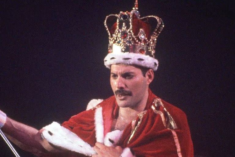 La corona y capa con la que salía a los escenarios durante la última gira de Queen, en 1986, son algunos de los elementos de Freddie Mercury que serán subastados a partir de septiembre