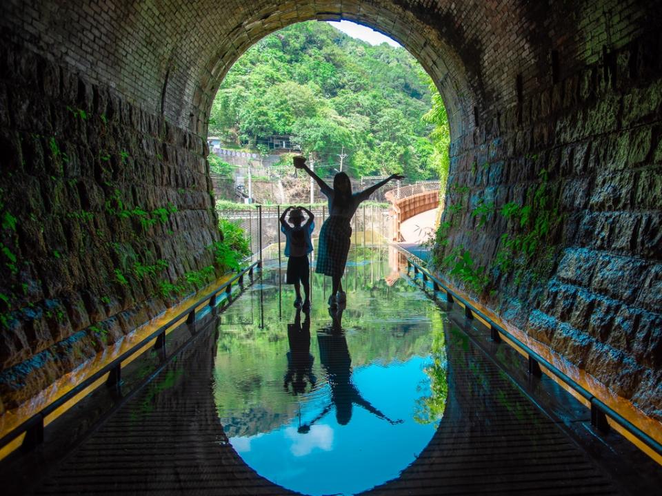 《圖說》自行車道隧道出口處水池倒映青鬱山景的美照，驚豔無比。〈水利局提供〉