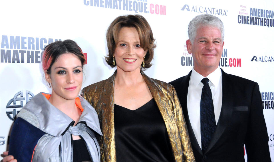 Para verla en la misma foto con su hija y su marido nos tenemos que remontar a los American Cinematheque Awards 2016. Charlotte Simpson ahora tiene 29 años. (Foto: Barry King / Getty Images)