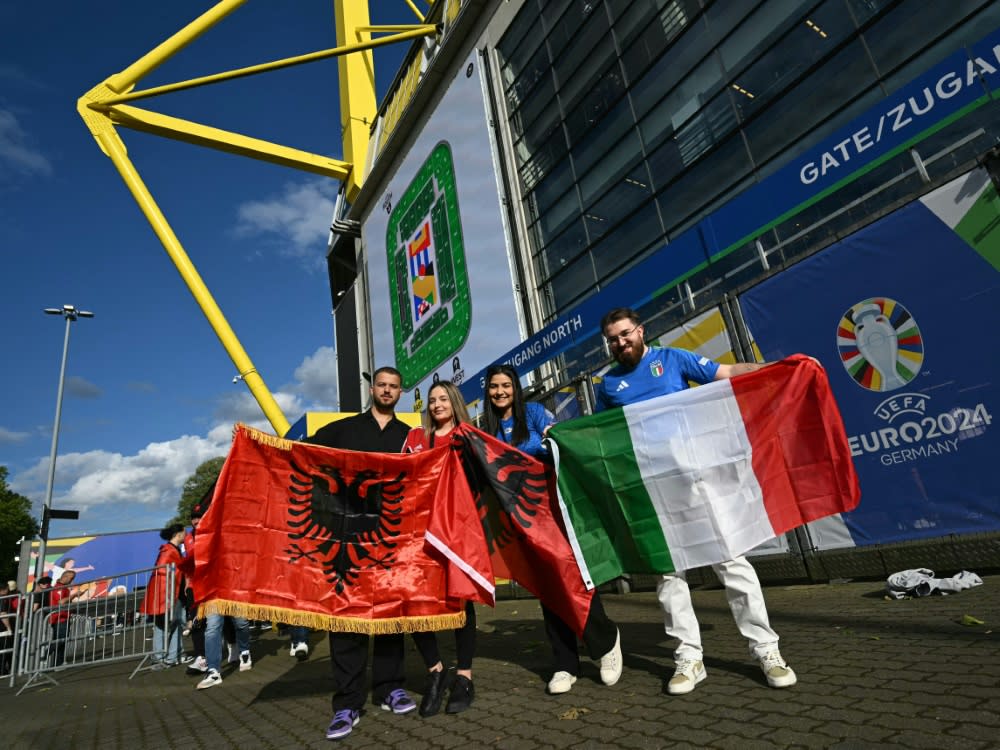 Am Stadion wurde gemeinsam friedlich gefeiert (OZAN KOSE)