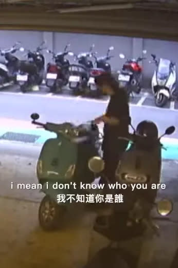 一名穿著黑衣的機車騎士，直接把機車騎進王陽明公司私人車庫，然後人就離去。翻攝王陽明臉書