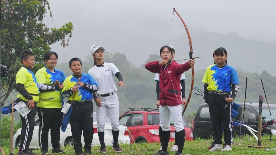 譚雅婷（紅衣者）是射箭奧運國手。（圖／巨宸、民視提供）