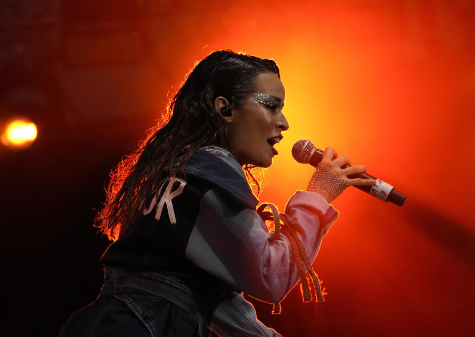 Catalina García, vocalista de Monsieur Periné, durante su presentación en el festival Vive Latino en la Ciudad de México el domingo 19 de marzo de 2023. (Foto AP/Fernando Llano)