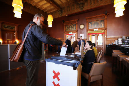 A Dutch voter casts his ballot in the European elections at the Central Station in Amsterdam, Netherlands May 23, 2019. REUTERS/Eva Plevier