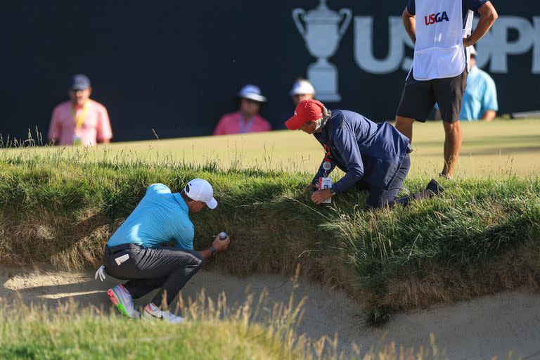 La polémica situación en el hoyo 14 del US Open, cuando la pelota de Rory McIlroy queda empotrada en la pared del bunker