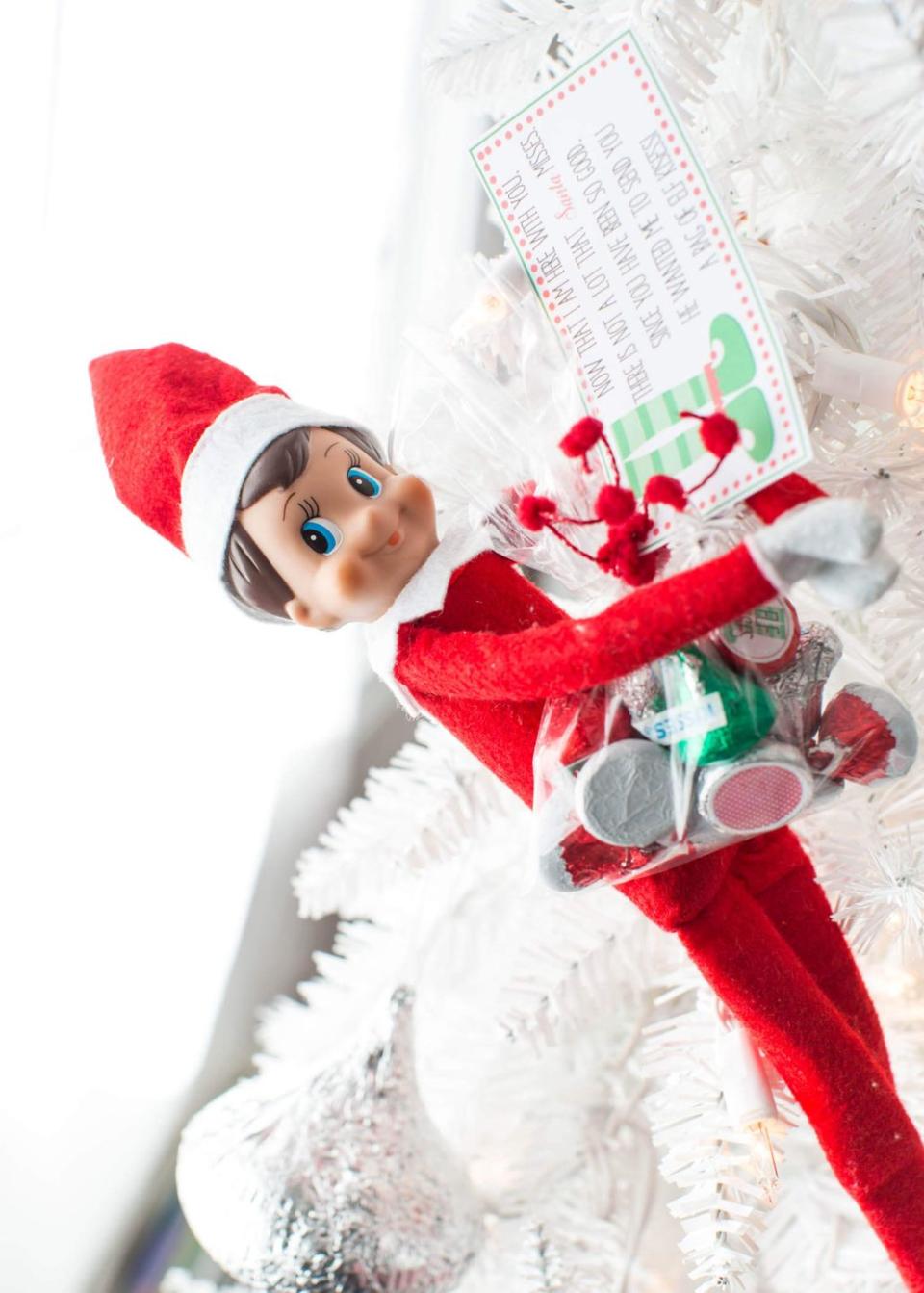 30) Elf on the Shelf Arrival With Kisses