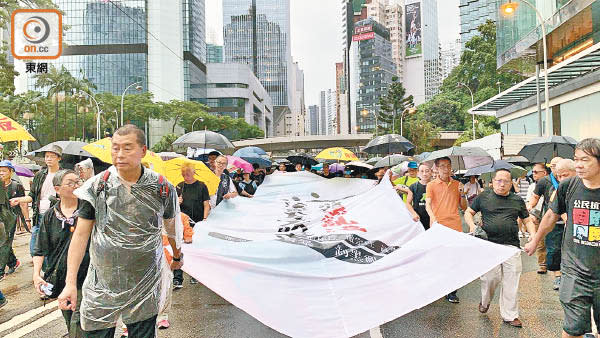 前年8月18日：黎智英及8名泛民前議員被控組織及參與非法集結。