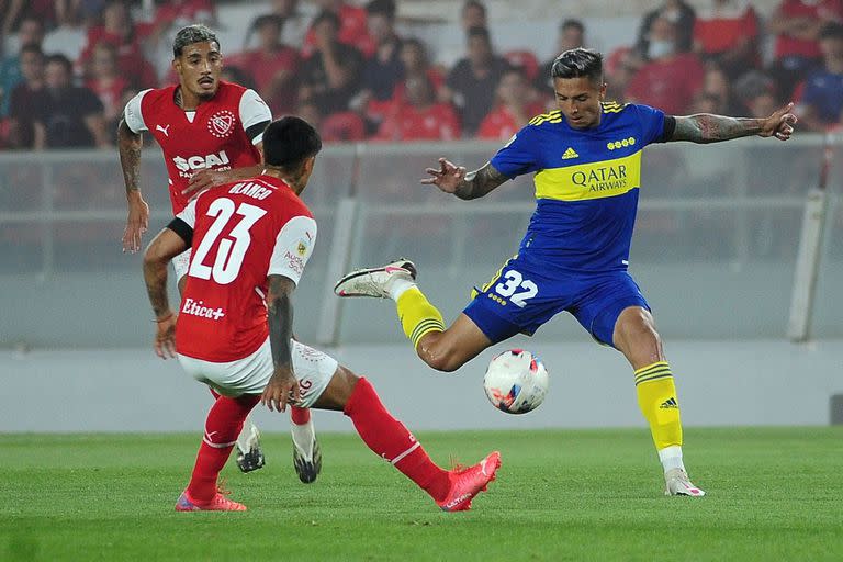 Almendra intenta maniobrar ante Blanco; el volante de Boca no rindió bien