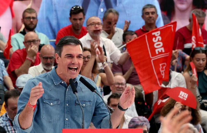 El presidente del Gobierno y líder del Partido Socialista Obrero Español (PSOE), Pedro Sánchez, realiza un mitin de cierre de campaña en Getafe, España.