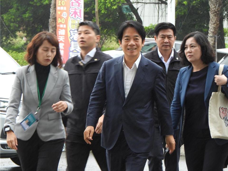 總統當選人賴清德（前中）今天下午3時許快閃花蓮，到新天堂樂園參加縣黨部感恩茶會，面對媒體詢問笑而不答，與現場民眾揮手致意後便快速步入會場。（羅亦晽攝）