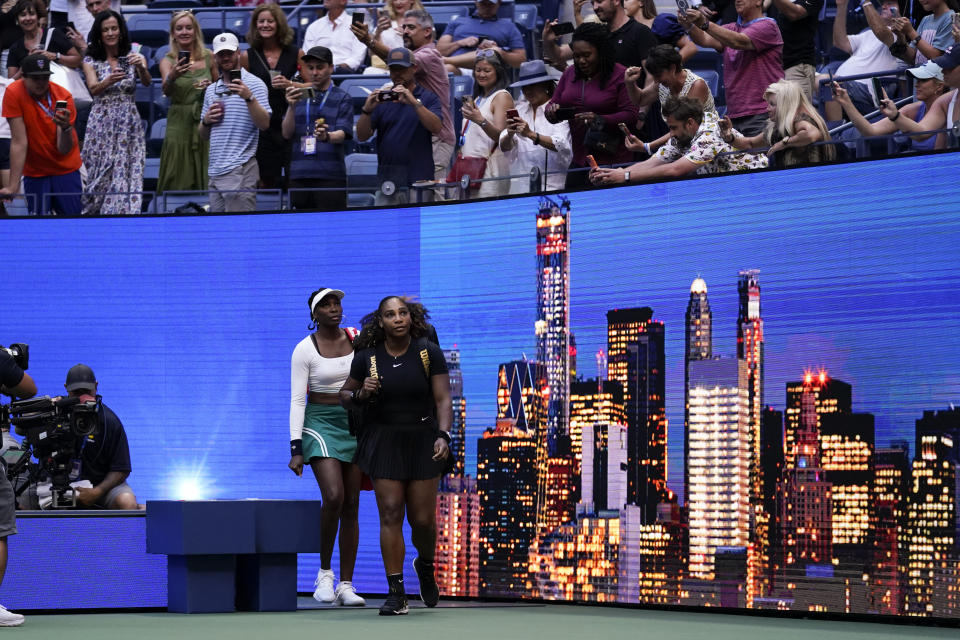 Venus Williams (izquierda) y Serena Williams se presentan para su partido de dobles contra Lucie Hradecká y Linda Nosková en el US Open, el jueves 1 de setptiembre de 2022, en Nueva York. (AP Foto/Charles Krupa)