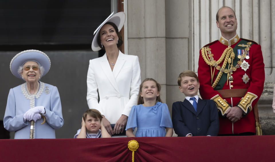 La reina Isabel II, los príncipes William y Kate y sus hijos Louis, Charlotte y George en el balcón del  Buckingham Palace. (Paul Grover, Pool Photo via AP, File)