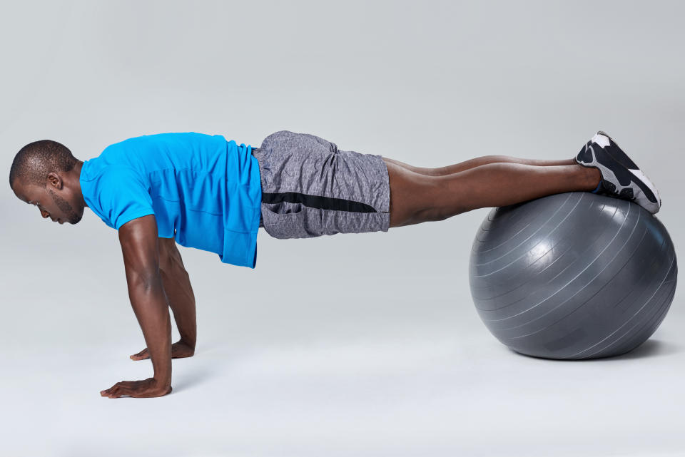 Este tipo de pelotas de yoga son ideales para ejercitarse en casa y poner en movimientos una gran cantidad de músculos. Foto: Getty Image. 