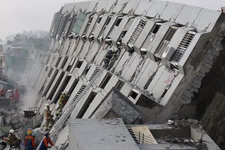 Rescue personnel work at the site where a 17-storey apartment building collapsed during an earthquake in Tainan, southern Taiwan, February 6, 2016. REUTERS/Pichi Chuang