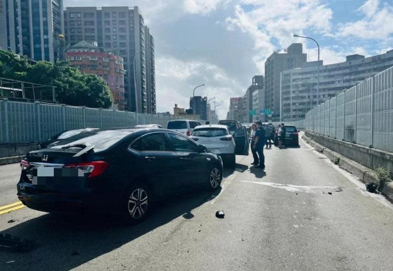 台北橋發生連環追撞事故，造成交通大打結。（翻攝畫面）