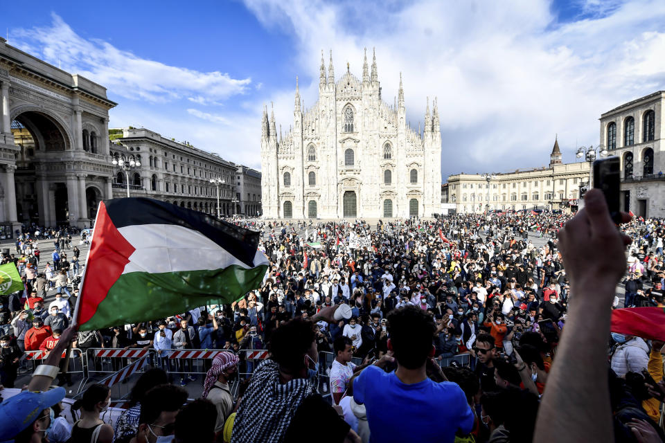 People attend a rally that was held in solidarity with Palestinians, in front of Milan's gothic cathedral, Italy, Thursday, May 13, 2021. (Claudio Furlan/LaPresse via AP)