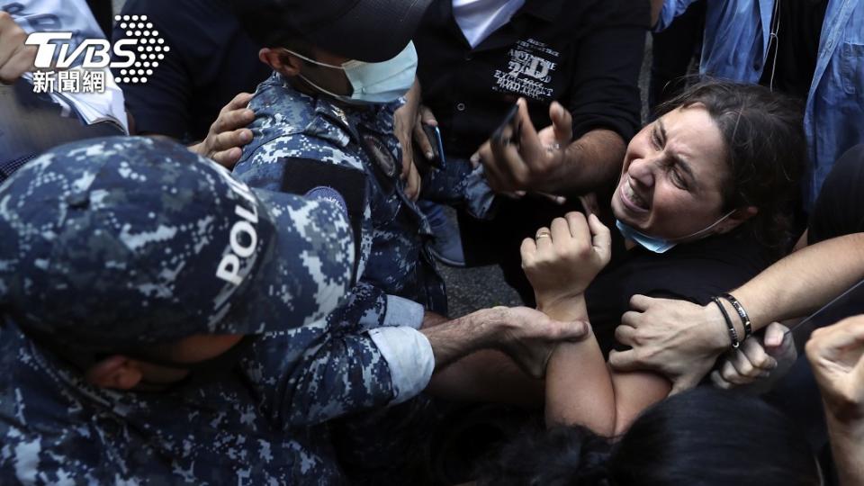 圖／達志影像美聯社，增援的軍警企圖現場逮捕一位抗議者。