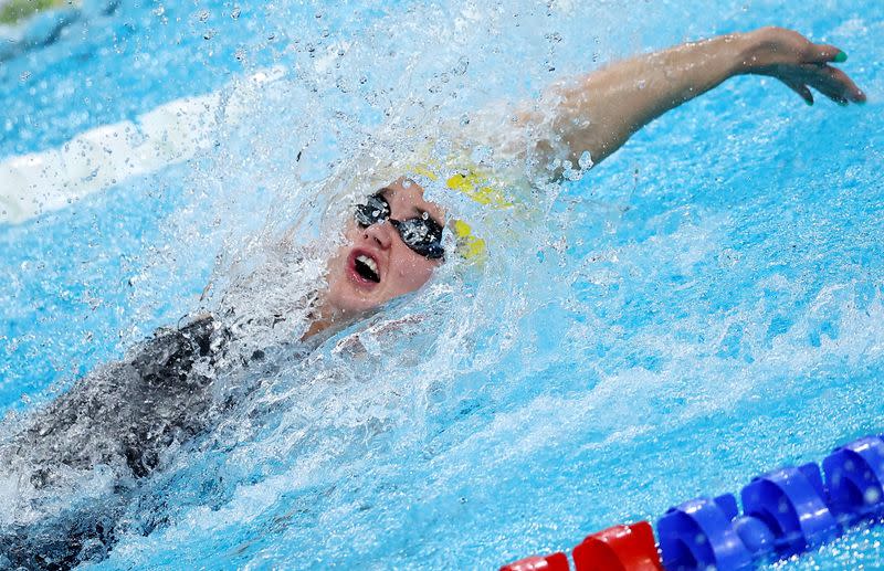 Kaylee McKeown de Australia en acción en los 100 metros espalda femeninos, durante la Juegos Olímpicos de París en la piscina de La Defense, Naterre, Francia