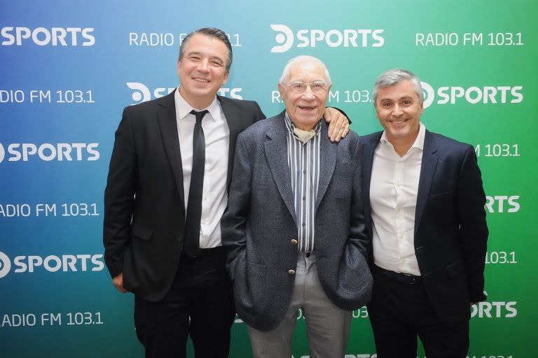 Gastón Recondo, Enrique Macaya Márquez y el director de la radio Pablo Jiménez